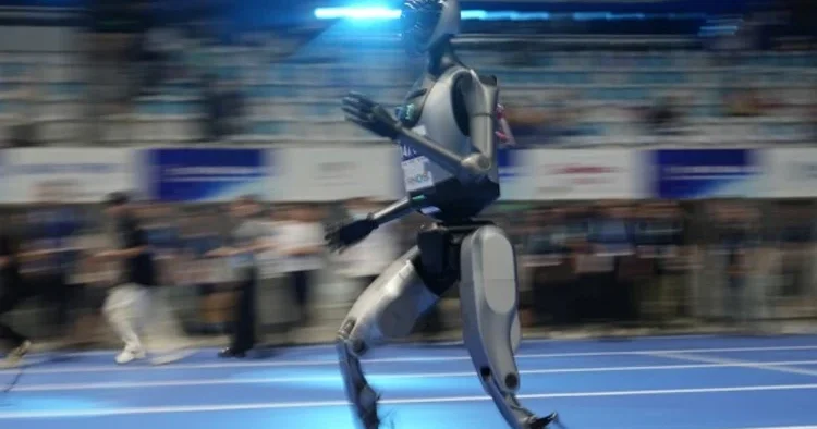 Çin de insansı robotların dansı büyük beğeni topladı: Elon Musk tan tebrik