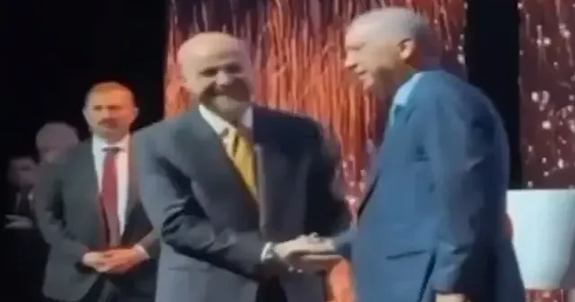 Bilal Erdoğan ödül töreninde Cumhurbaşkanı nın elini öptüğü anları anlattı VİDEO İZLE