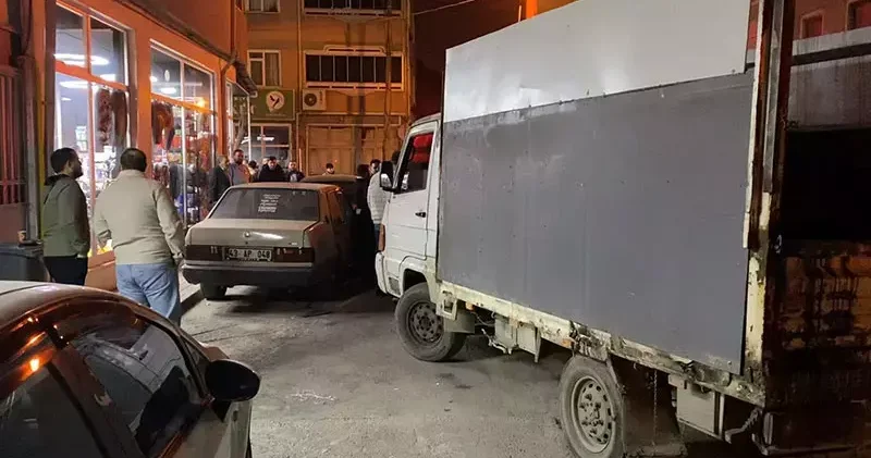 Bursa da park halindeki 3 araca çarpıp kaçan kamyonetin alkollü sürücüsü, yakalandı