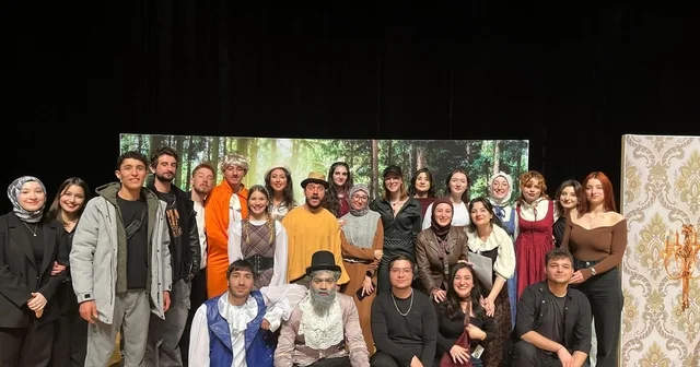 Üniversiteli gençlerin Zoraki Hekim oyunu ayakta alkışlandı Niğde Haberleri