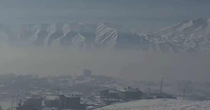 Yüksekova sis altında kaldı
