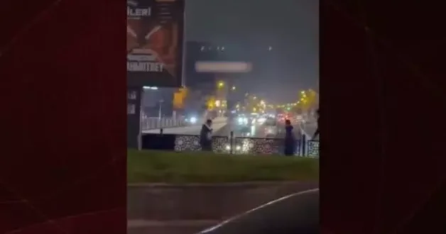 Esenyurt ta çocukların tehlikeli oyunu! Araçları taş yağmuruna tuttular!