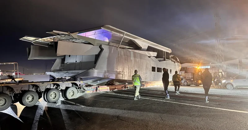 Erzurum Artvin yolunda dorsesi yola oturan gemi yüklü tır ulaşımı aksattı