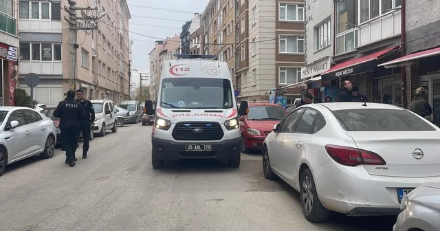 Kollarından ve kafasından yaralanan genç hastaneye kaldırıldı, fail aranıyor Eskişehir Haberleri