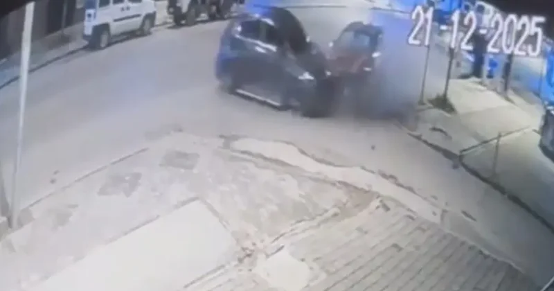 Park halindeki araca çarpan otomobildeki 4 kişi kazayı yara almadan atlattı