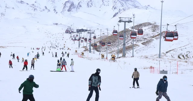 Erciyes Kayak Merkezi nde yeni sezonun ilk hafta sonunda yoğunluk Kayseri Haberleri