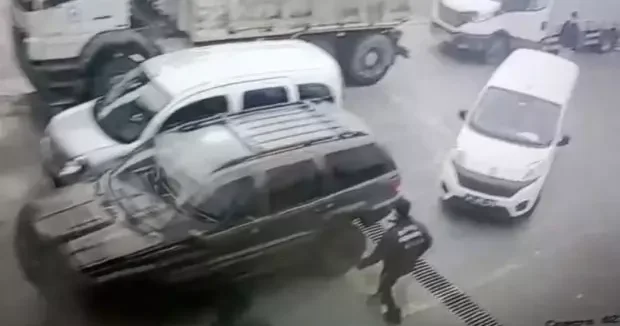 Düzce haberleri Düzce de araç muayene istasyonunda araba kontrolden çıktı 22 Ocak 2026