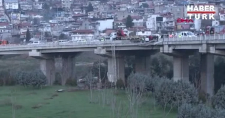 İzmir de can pazarı! Araç viyadükte asılı kaldı