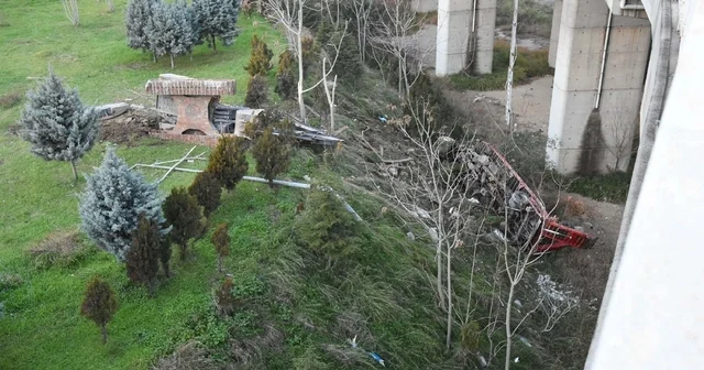 Kamyonete çarpan TIR, viyadükten aşağı düştü; 3 yaralı İzmir Haberleri