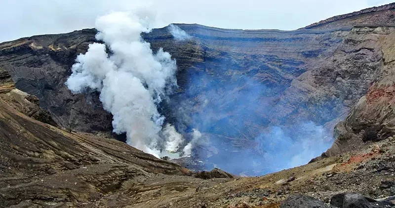 Japonya da kaybolan helikopterin enkazı, Aso Yanardağı ndaki kraterde bulundu