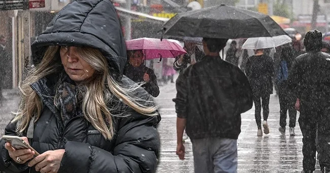Sağanak ve karla karışık yağmur geliyor! Meteoroloji den çok kuvvetli fırtına ve yağış uyarısı: 15 ilde alarm verildi! İzmir i sağanak vurdu dere taştı