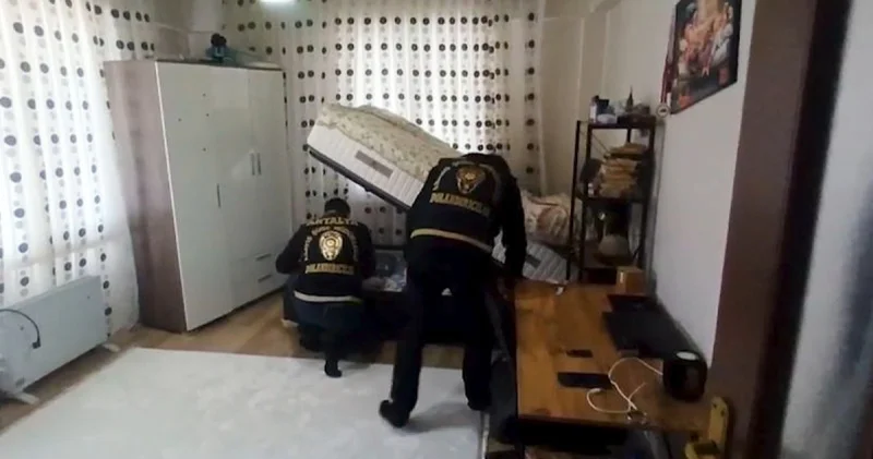 Son dakika: Antalya haberleri: Kendini polis ve savcı olarak tanıtıp bir çifti 16 milyon TL dolandıran 12 şüpheli tutuklandı Son dakika haberleri