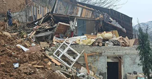 Borçka da kar sonrası toprak kayması yaşandı Ev ve ahır kullanılamaz hale geldi Artvin Haberleri