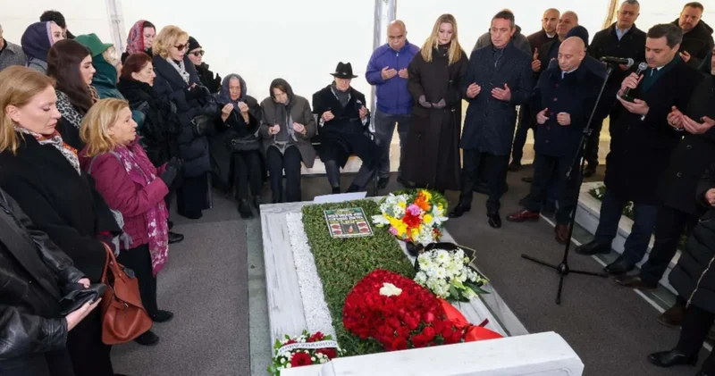 Koç ailesi, Mustafa V. Koç u mezarı başında andı