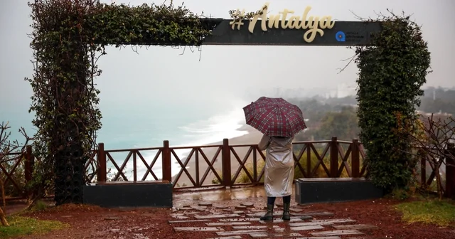 Sarı kod la uyarılan Antalya da şiddetli yağış Antalya Haberleri