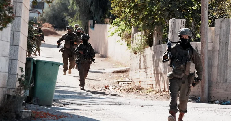 Soykırımcı İsrail Filistinli bir genci ateş açarak yaraladı