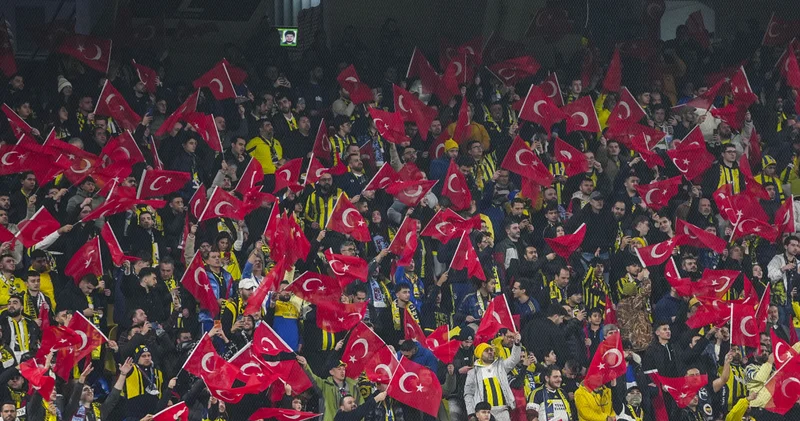 Kadıköy Kırmızı Beyaz: Fenerbahçe tribünleri Türk bayrağı açtı! Fenerbahçe Haberleri