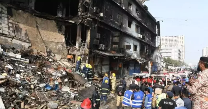 Pakistan da endişeli bekleyiş: Yanan AVM enkazında kayıplar aranıyor: 60 ölü!