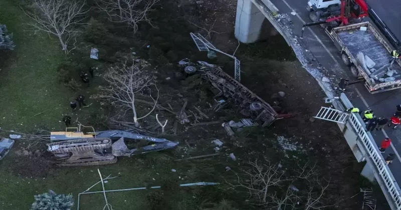İzmir de feci kaza! İş makinesi yüklü tır viyadükten düştü, yaralılar var