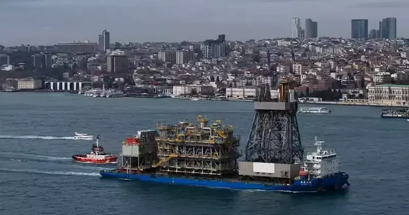 Sondaj gemisinin kulesini taşıyan gemi İstanbul Boğazı ndan geçiyor