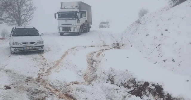 Çorum da mahsur kalan araçlar için ekipler seferber oldu Çorum Haberleri