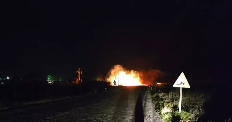 Fırtına elektrik tellerini kopardı, çıkan yangın büyümeden söndürüldü