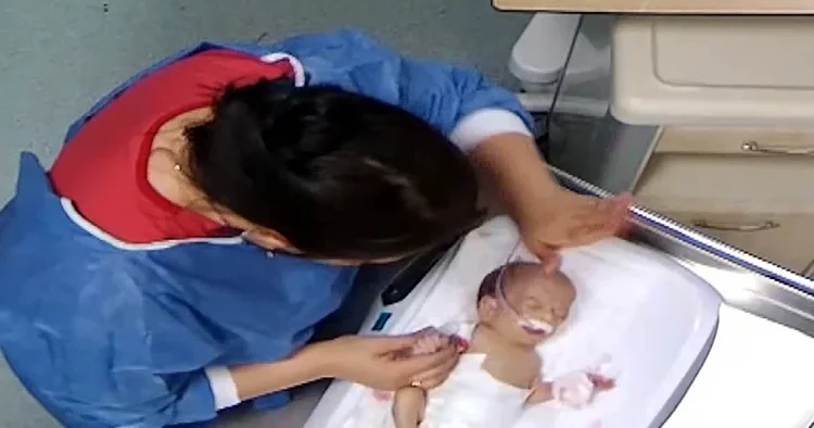 Hemşire vahşeti: 5 günlük bebeği dövüp engelli kalmasına neden oldu! Korkunç olayın kamera görüntüsü ortaya çıktı