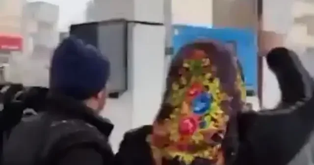 Suruç ta terör örgütü sempatizanı Siz İŞİD i destekliyorsunuz diyerek polislere saldırdı VİDEO İZLE