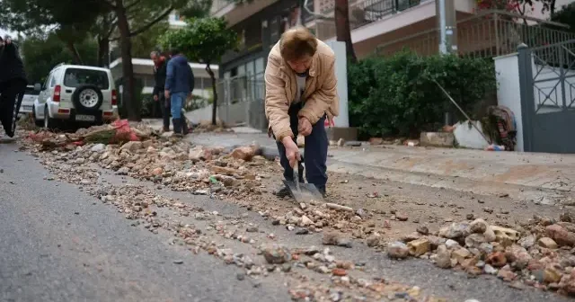 Sağanak yağışlardan iki kişinin öldüğü Yunanistan da caddeleri vatandaş temizliyor VİDEO İZLE