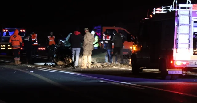 Mardin de otomobil ile hafif ticari aracın çarpıştığı kazada 3 ölü, 2 yaralı Mardin Haberleri