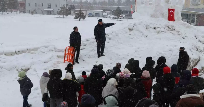 Jandarma çocuklar için kızak şenliği düzenledi