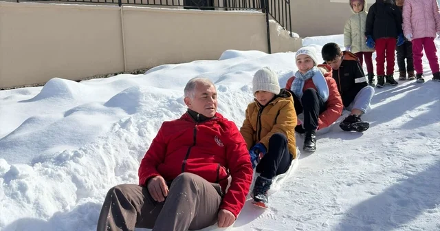 Poşetlerle kayarken sucuk mangala doydular Malatya Haberleri