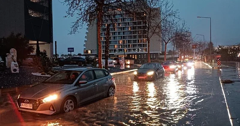 İzmir de sağanak etkili oldu
