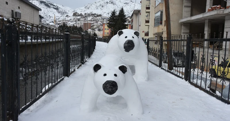 Gümüşhane de TIR şoförünün kardan yaptığı anne ve yavru ayı figürleri ilgi gördü
