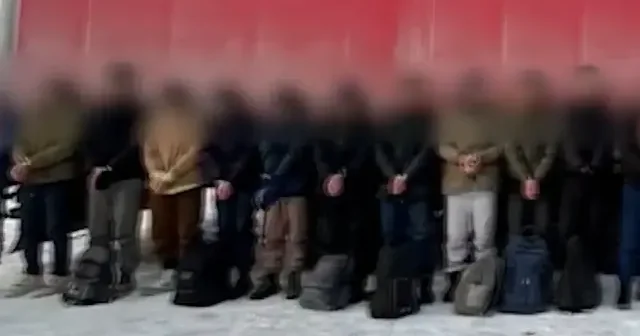 Sivas’ta TIR dorsesinde 25 düzensiz göçmen yakalandı VİDEO İZLE