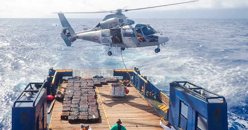 Helikopterli kokain baskını! Bir anda gemiye indirler 5 ton ele geçirdiler