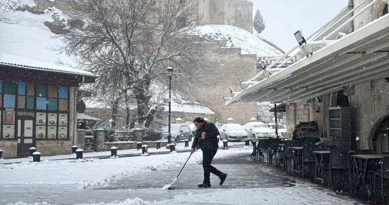 Son dakika: Gaziantep te etkili olan kar yağışı nedeniyle uçuşlar iptal edildi Son dakika haberleri
