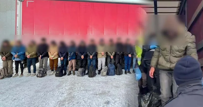 Durdurulan tırın dorsesinden 25 kaçak göçmen çıktı!