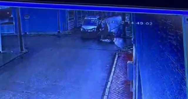 Hafif ticari araç ile çarpışan motosikletin sürücüsü yaralandı; kaza anı kamerada Eskişehir Haberleri