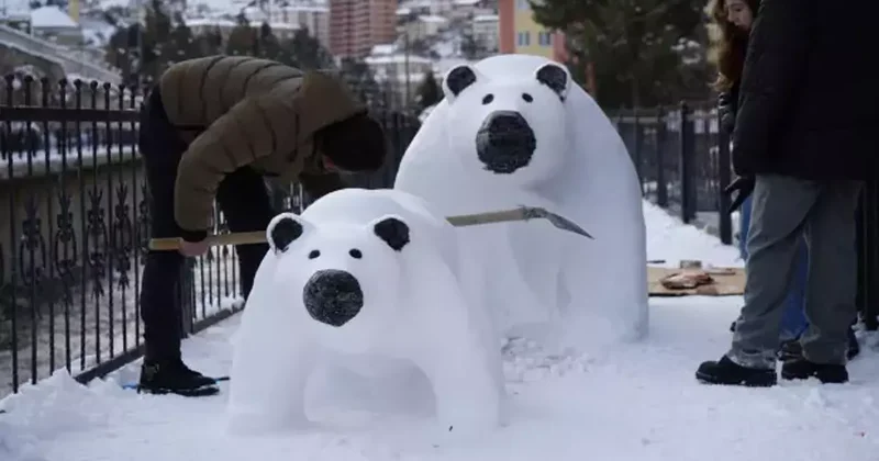 Tır şoförünün kardan yaptığı ayı ailesi ilgi odağı oldu
