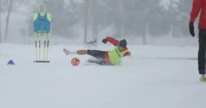 1. Lig ekibi kar yağışı altında antrenman yaptı