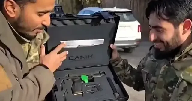 Suriyeli asker silah arkadaşına Türk yapımı CANiK tabanca hediye etti VİDEO İZLE
