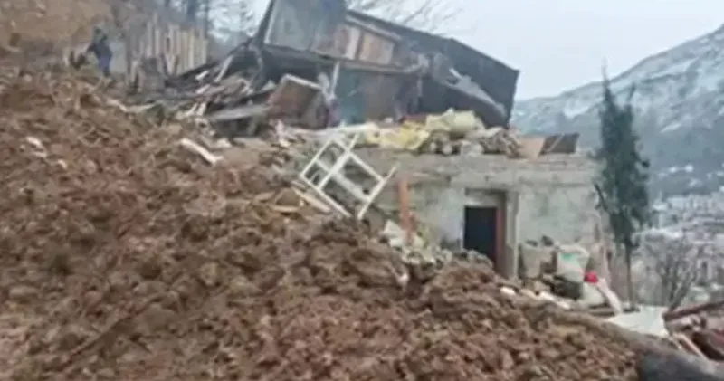 Artvin’de heyelan; ev ve ahır yıkıldı