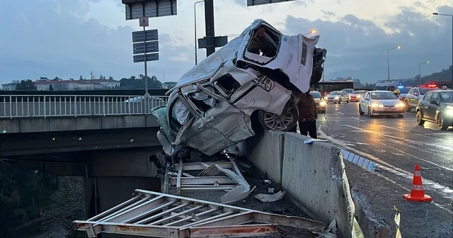 İzmir de freni boşalan kamyon dehşet saçtı: 3 yaralı İzmir Haberleri