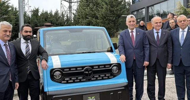 Yerli üretim elektrikli araca, Bakan Bolat hayran kaldı Seri üretimine başlanan aracı Ticaret Bakanı Ömer Bolat imzaladı Düzce Haberleri