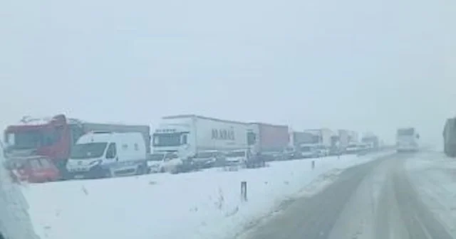 Sivas ta ulaşıma kar engeli: Sivas Malatya ve Sivas Kayseri kara yolları trafiğe kapatıldı Sivas Haberleri