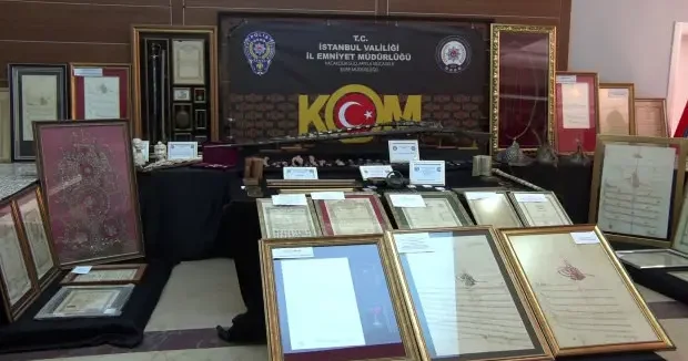 İstanbul haberleri Sanki cephanelik! İstanbul da kalkan, miğfer ve kılıçlı dev tarihi eser operasyonu 22 Ocak 2026