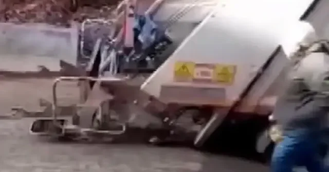 Çöp kamyonu çukura düştü VİDEO İZLE