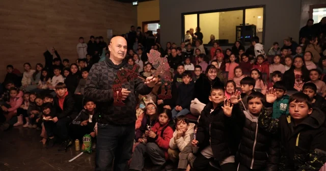 Bursa nın yüzlerce yıllık simgeleri Osmangazi de perdeye yansıdı Osmangazi de gölge oyunu Karagöz e çocuklardan büyük ilgi Bursa Haberleri