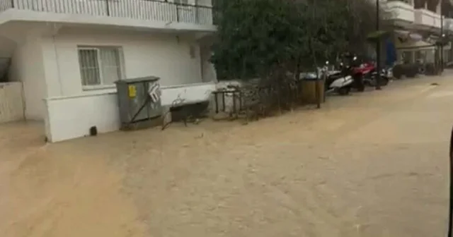 Datça da sağanak; yollar göle döndü, deniz renk değiştirdi Muğla Haberleri